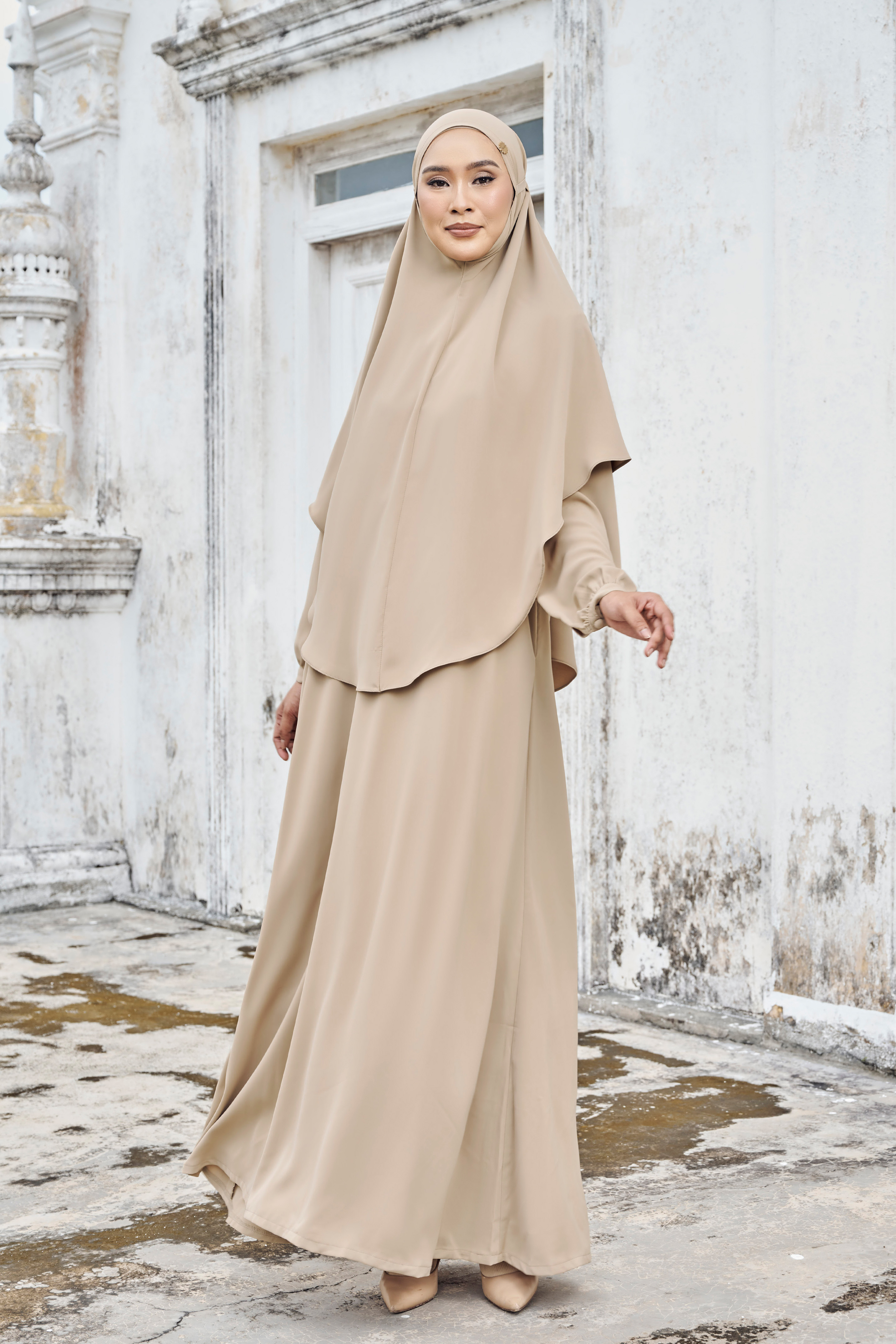 KHAWLA Jubah in Soft Brown